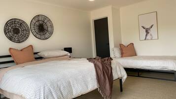 3 bedrooms, iron/ironing board, bed sheets