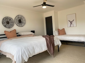 3 Schlafzimmer, Bügeleisen/Bügelbrett, Bettwäsche