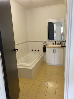 Badewanne, Haartrockner, Handtücher, Seife
