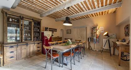 Atypical B&B in a Mas de Caractère, 2 km from town center