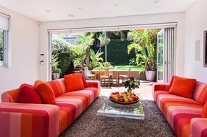 Interior - Modern family house walk to beach (Clovelly)