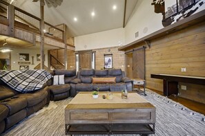 Smart TV, lareira, videogames, pebolim