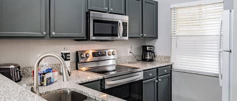 Kylskåp, mikrovågsugn, spishäll och diskmaskin