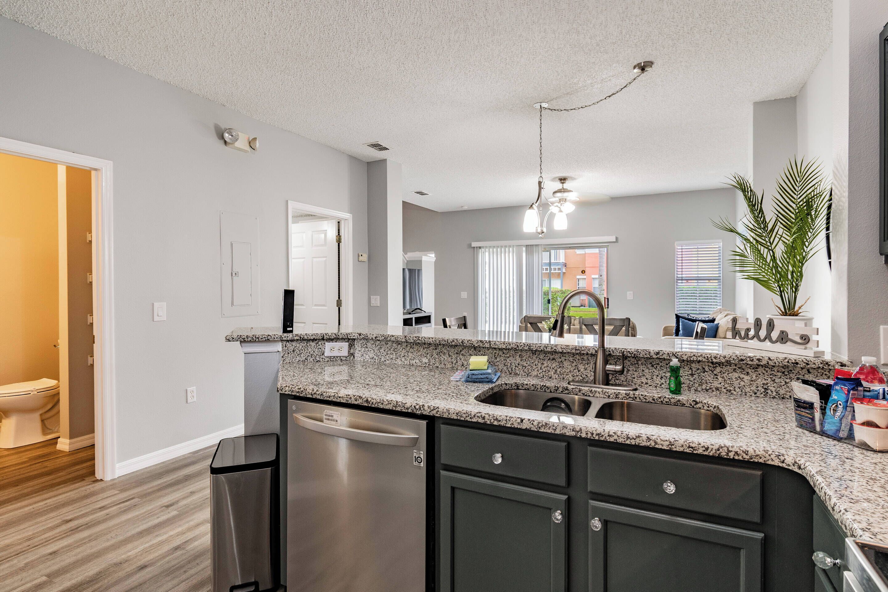 Een koelkast, een microgolfoven, een kookplaat, een vaatwasser