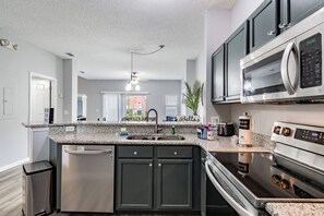 Refrigerador, microondas, parrilla de estufa y lavavajillas 