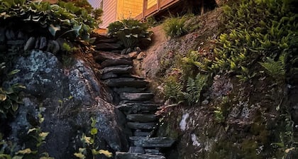 Hand Crafted Post and Beam Home with Mountain Views Minutes from Sugarbush