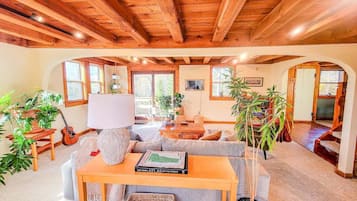 Una televisión, una chimenea, una oficina
