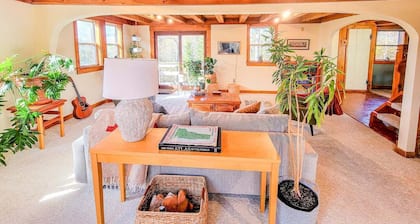 Hand Crafted Post and Beam Home with Mountain Views Minutes from Sugarbush