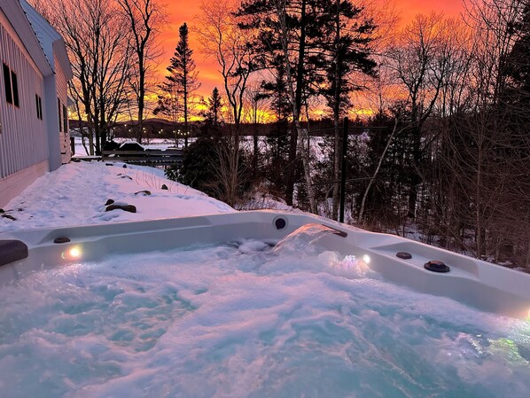 Outdoor spa tub