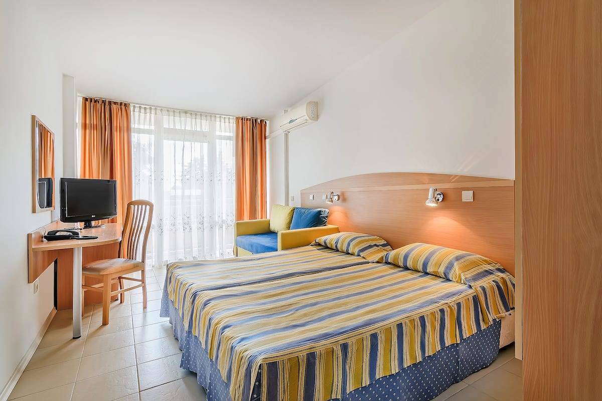 Habitación familiar con 2 camas individuales | Escritorio y ropa de cama