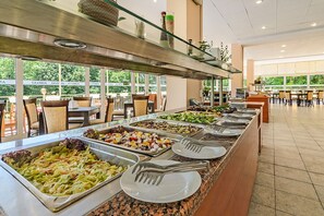 En buffet med forskellige retter og bestik.