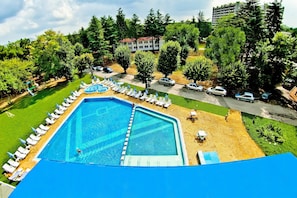Piscine extérieure (ouverte en saison), parasols de plage