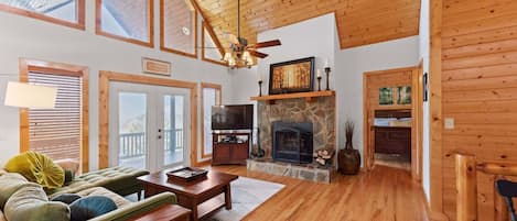 Televisión, chimenea y estéreo