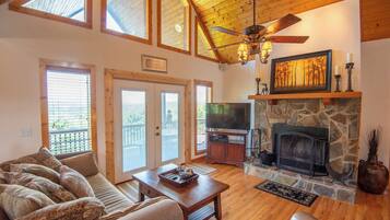 Televisión, chimenea y estéreo