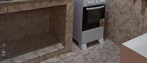 Een koelkast, een microgolfoven, een kookplaat, een blender