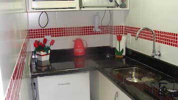 Geladeira, micro-ondas, cooktop, cafeteira/chaleira