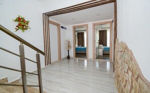 Habitación Deluxe | Ropa de cama de alta calidad y decoración personalizada