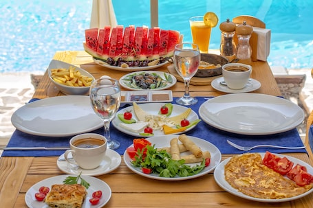 Colazione a buffet a pagamento, servita tutte le mattine . Esmeralda Butik Hotel