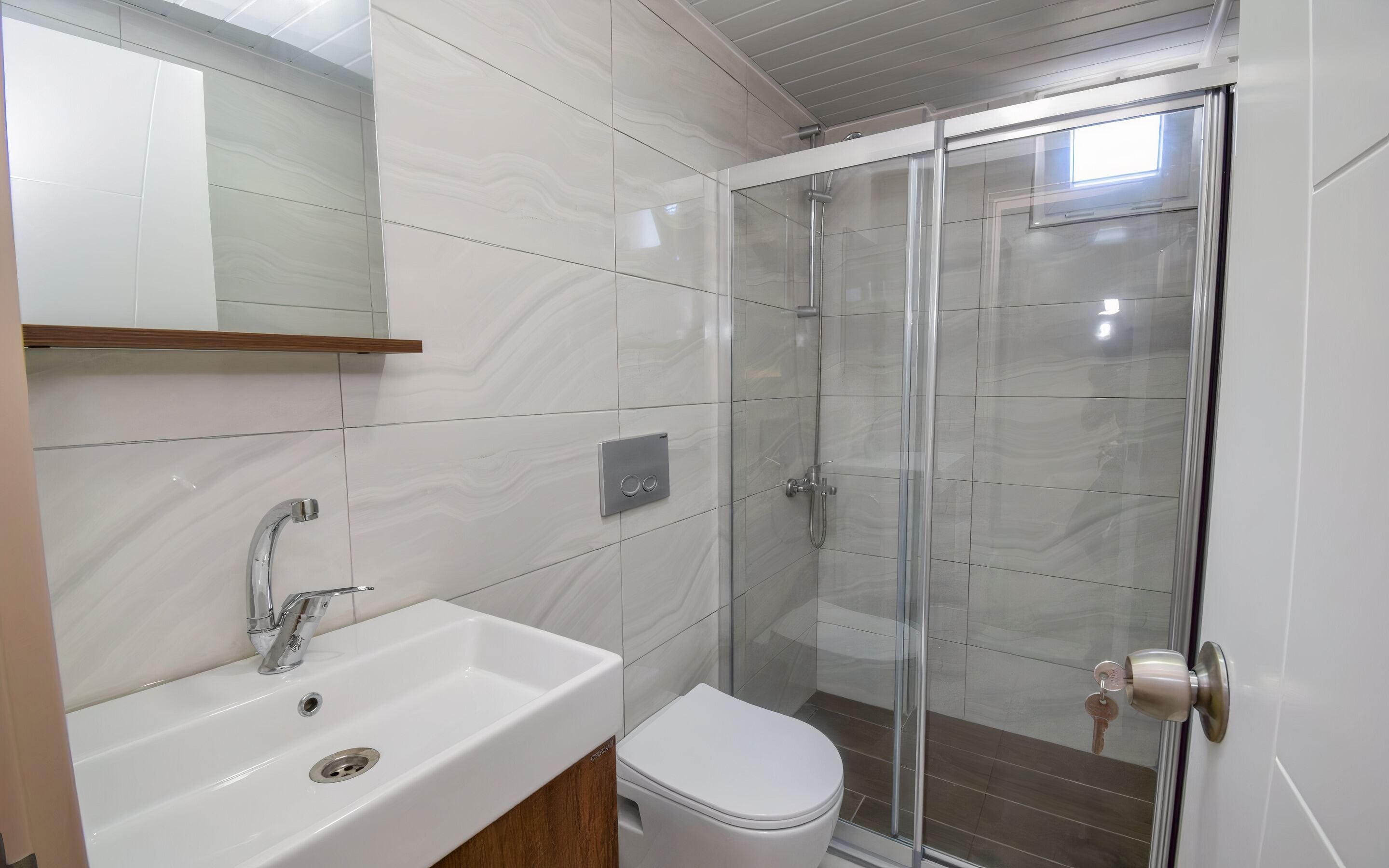 Douche, douche à « effet pluie », sèche-cheveux, serviettes fournies