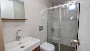 Douche, douche à « effet pluie », sèche-cheveux, serviettes fournies