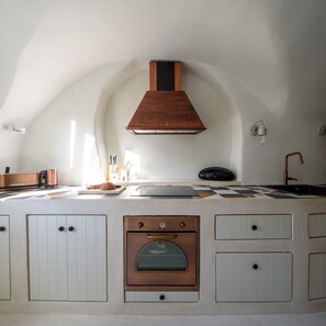 Een koelkast, een magnetron, een oven, een kookplaat
