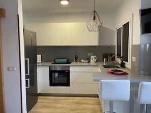 Kühlschrank, Mikrowelle, Ofen, Herdplatte