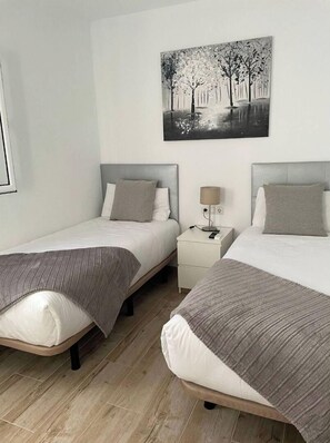 1 slaapkamer, een strijkplank/strijkijzer, gratis wifi, beddengoed