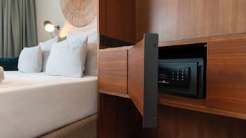 Une chambre d’hôtel équipée d’un lit, d’oreillers, d’une lampe de chevet et d’un four à micro-ondes intégré.