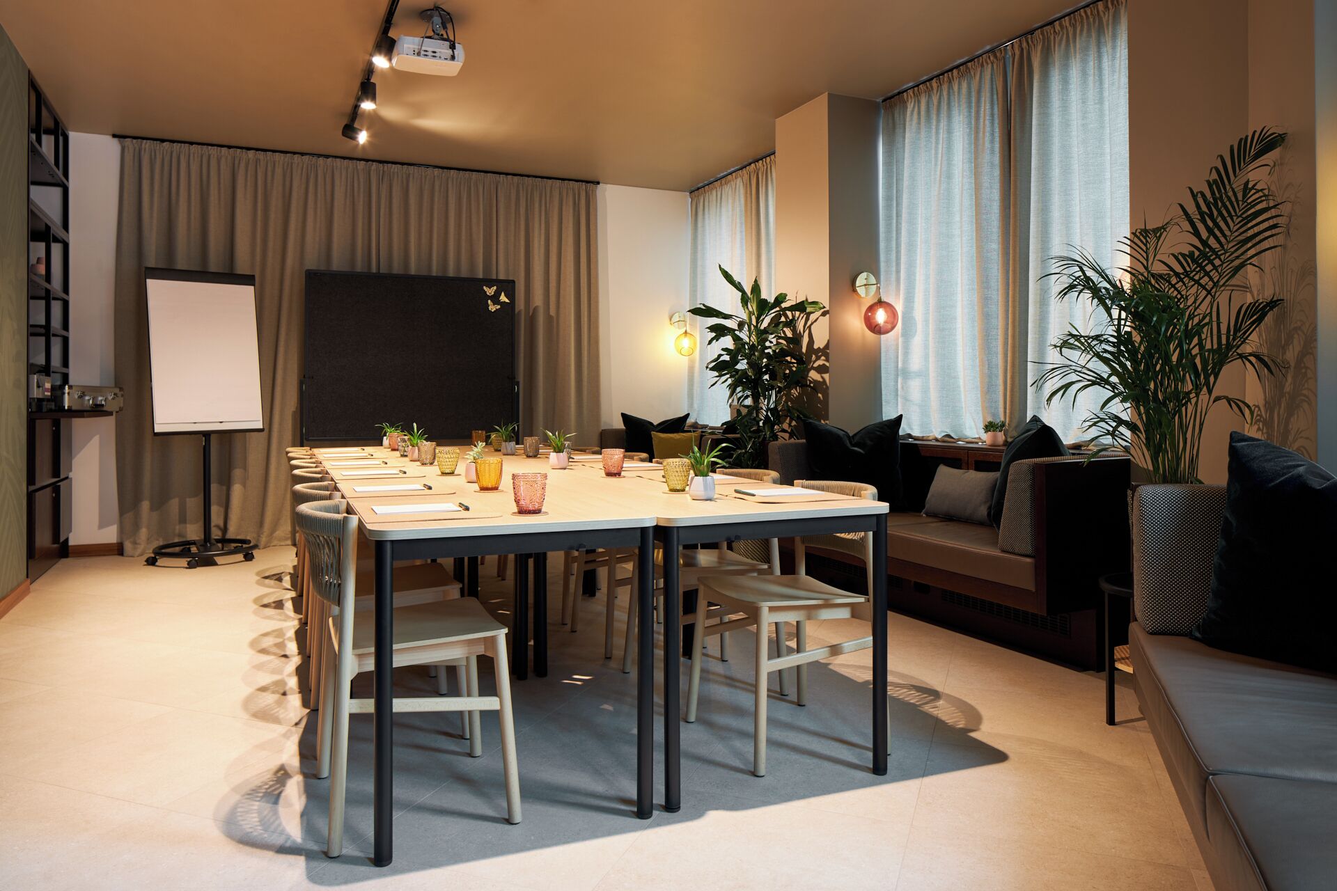 Una sala moderna con comedor, pantalla de proyector y sofá.