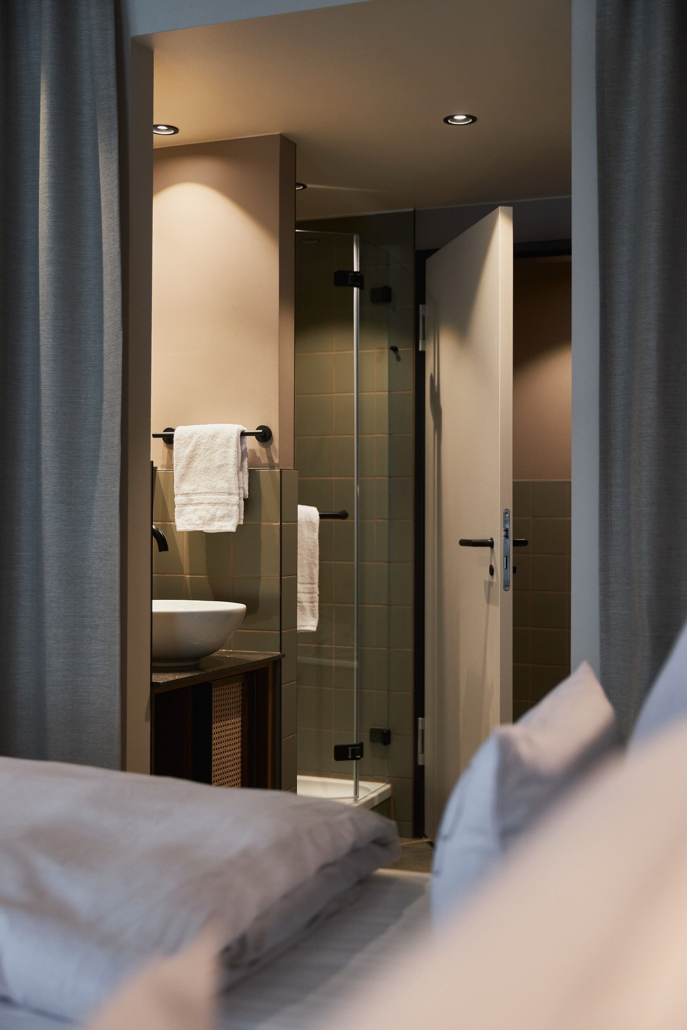 relax cocoon twin | bathroom | free toiletries, hair dryer, towels, soap