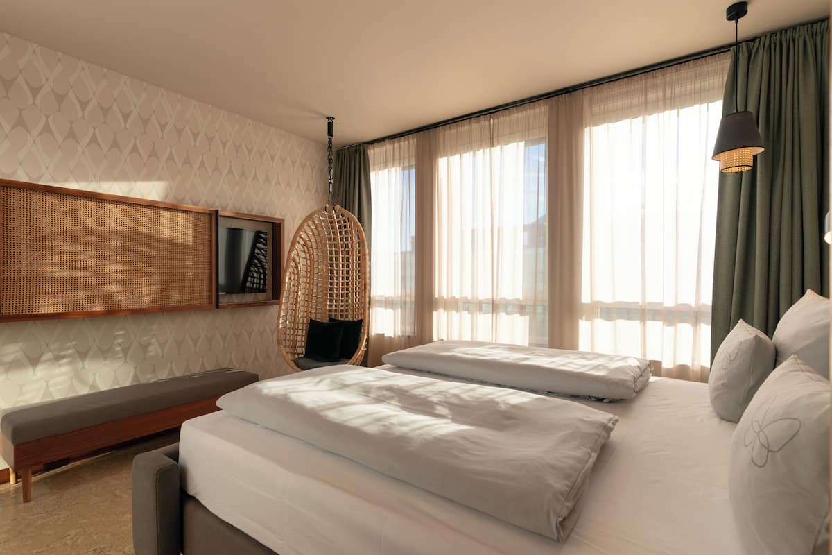 Urban Cocoon Single Room | Hypo-allergenic bedding available, in-room safe, desk, WiFi (free)