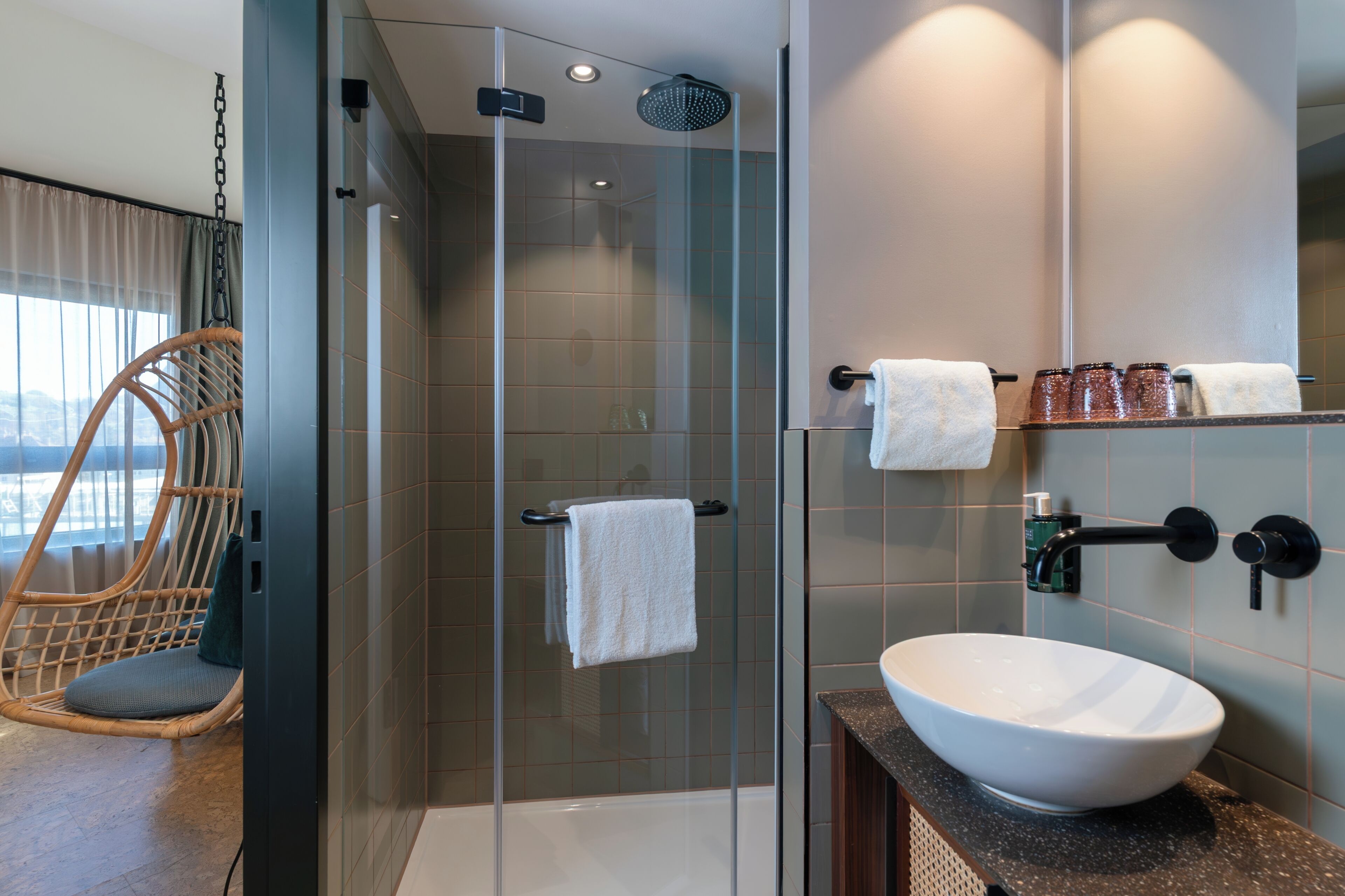 Urban Cocoon TPL | Badezimmer | Kostenlose Toilettenartikel, Haartrockner, Handtücher, Seife