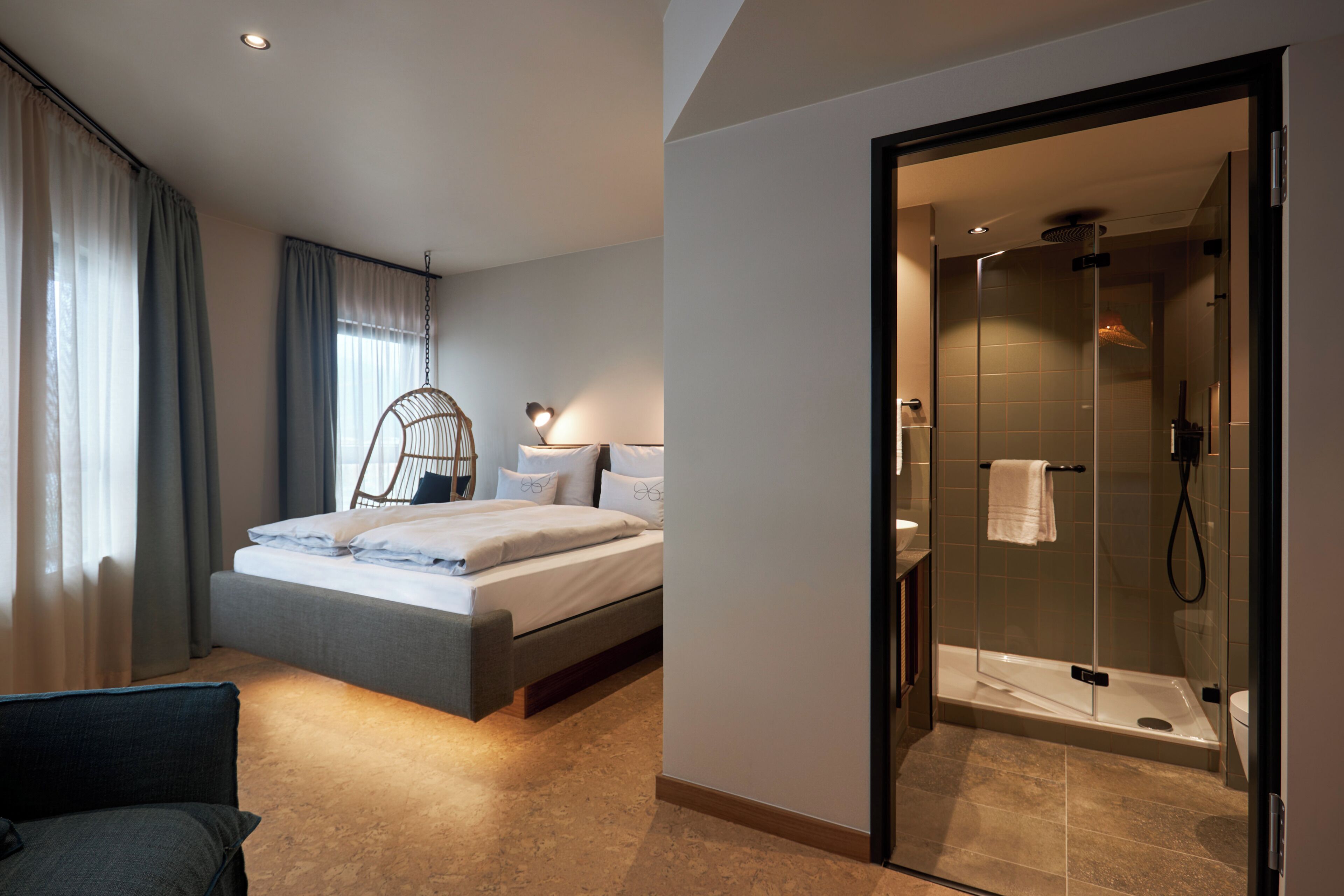 Roomy Cocoon | Allergikerbettwaren, Zimmersafe, Schreibtisch, kostenloses WLAN