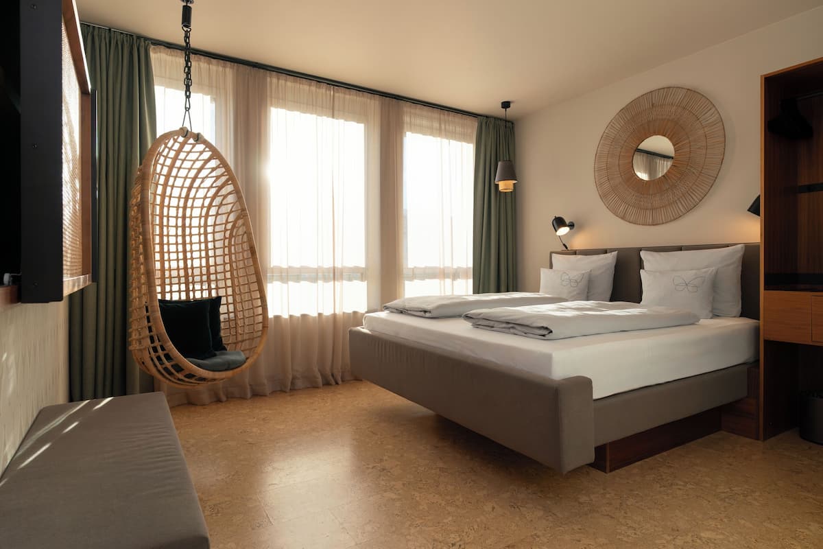 Hypo-allergenic bedding available, in-room safe, desk, WiFi (free)