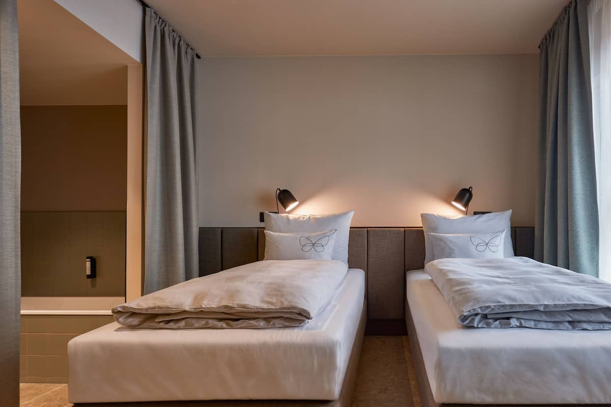 Relax Cocoon TWIN | Hypo-allergenic bedding, in-room safe, individually furnished, desk