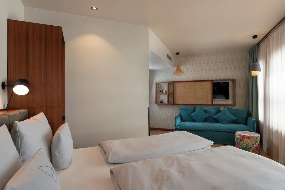 Roomy Cocoon | Hypo-allergenic bedding available, in-room safe, desk, WiFi (free)
