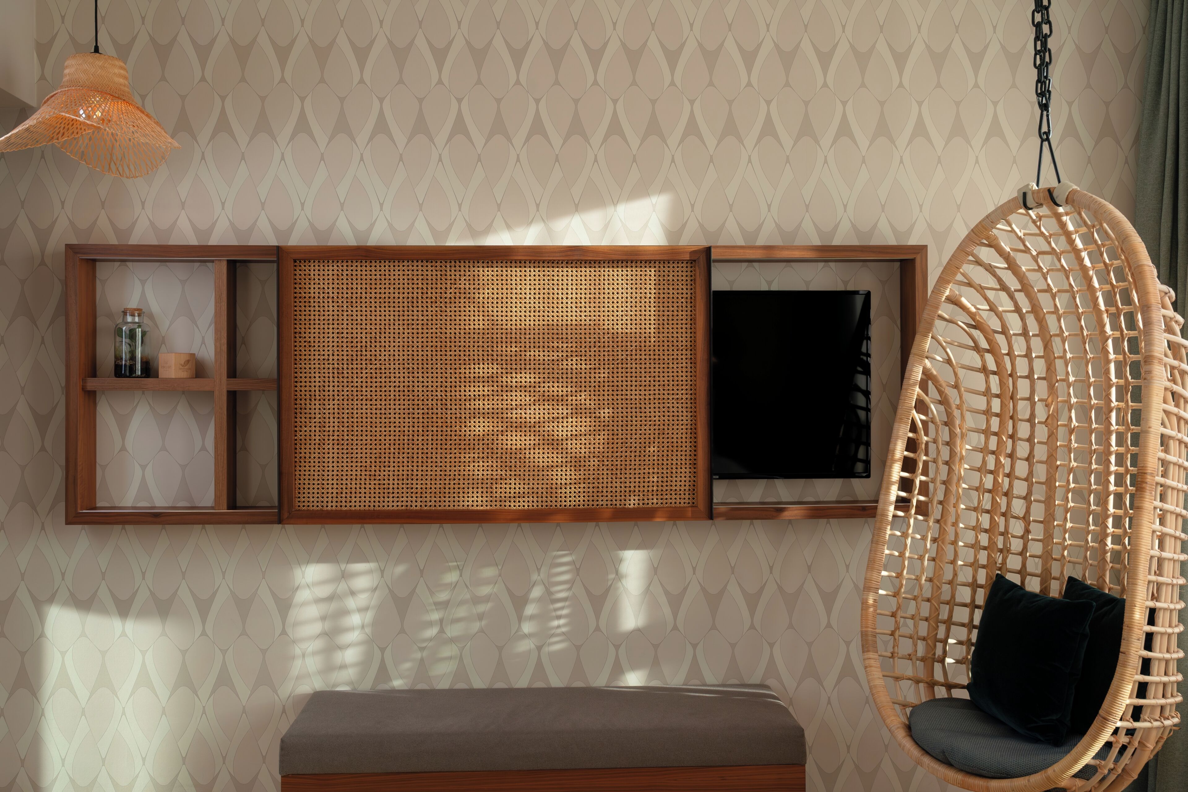 Ein Zimmer mit Hängekorbschaukel, Ablagefläche mit Dekoration und Fernseher.