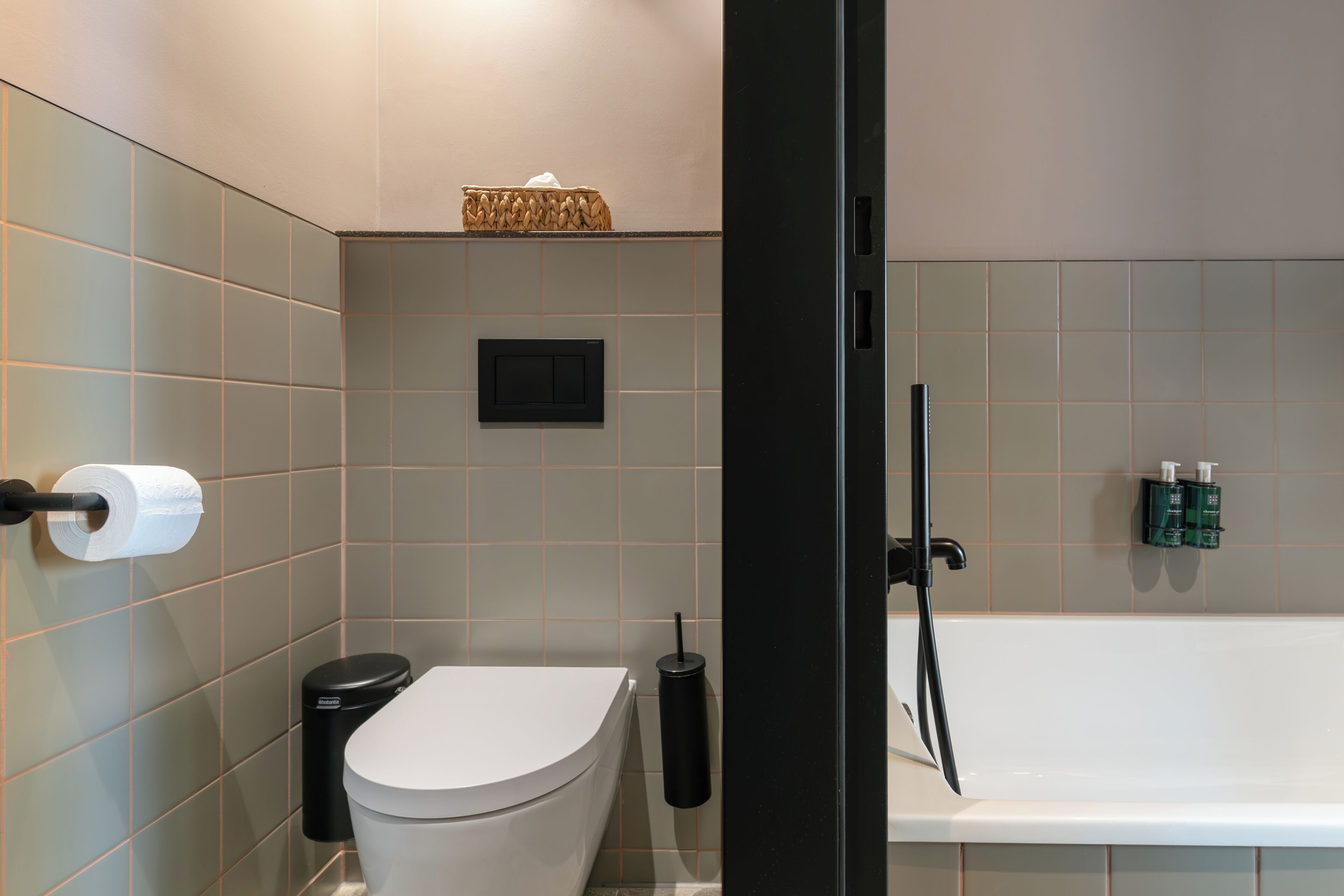 Un baño moderno con inodoro, bidé y bañera.