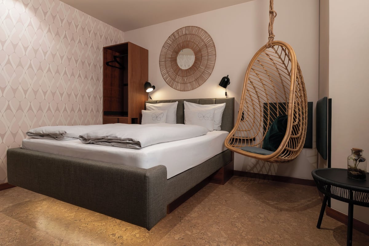 Workation | Hypo-allergenic bedding available, in-room safe, desk, WiFi (free)