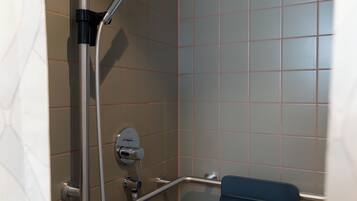 Ducha con cabezal de ducha de mano, rociador de mano y grifo empotrado.