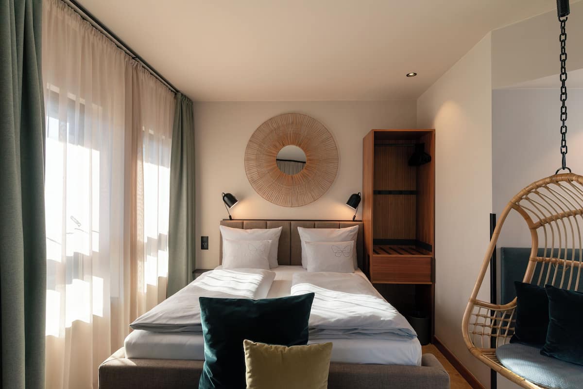 Urban Cocoon TPL | Hypo-allergenic bedding available, in-room safe, desk, WiFi (free)