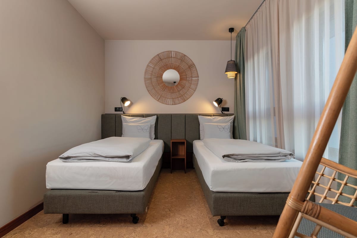 Urban Cocoon TWIN | Hypo-allergenic bedding available, in-room safe, desk, WiFi (free)