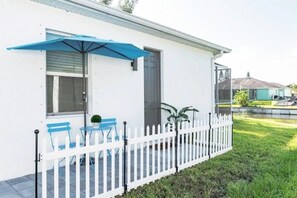 Outdoor dining - Perfect Cape Coral Private Guest Suite w/ Pool! (Cape Coral)
