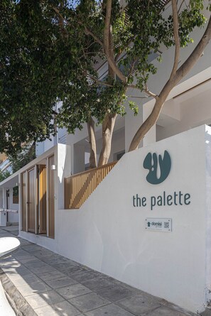 A building with a sign reading 'the palette' and a logo for 'domisi group'. - Urban Orange by Domisi with private Jacuzzi (Ρέθυμνο)