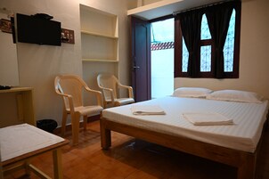 Habitación estándar (AC) | Mobiliario individual, cortinas opacas, sistema de insonorización y wifi