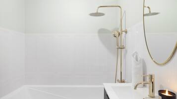 Deluxe Apartment (Minty) | Bathroom | Towels