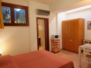 1 bedroom, in-room safe, iron/ironing board, free WiFi