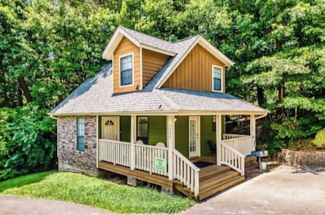 Exterior. Fantastic location above the parkway near Dollywood.