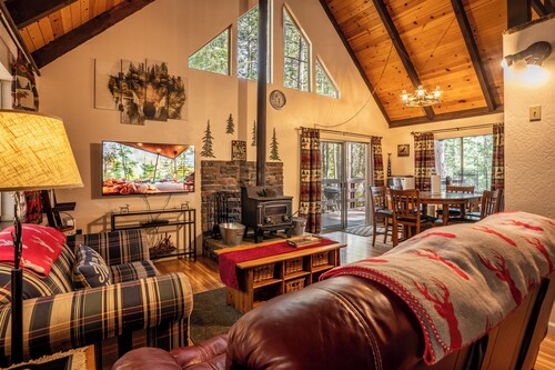 Whispering Pines-Pet Friendly w/ Central Heat!