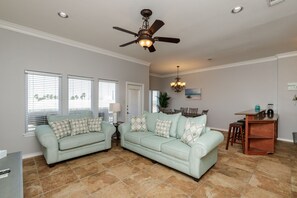 Smart TV - Spacious Waterfront Oasis w/Private Balcony, Huge Deck & a Stunning View. (Corpus Christi)